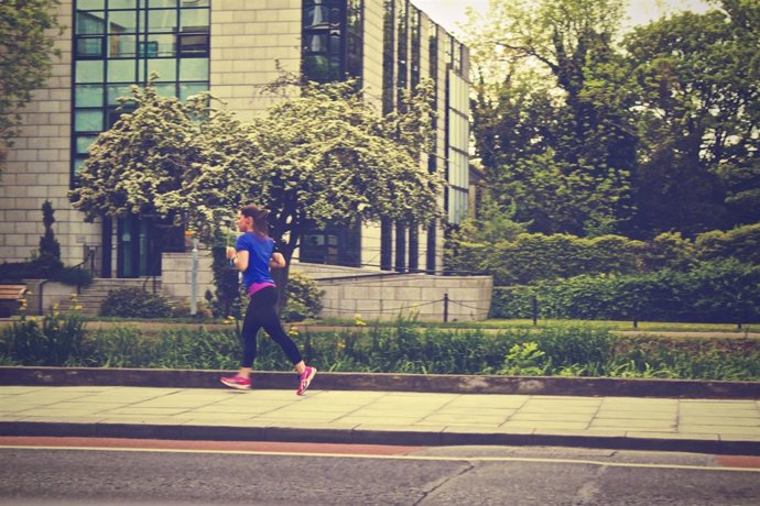 Mujer corriendo, running