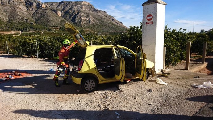 Coche accidentado en Tavernes de la Valldigna