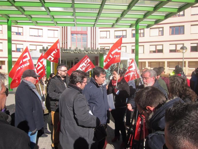 Protesta de CCOO junto al Hospital de Mérida