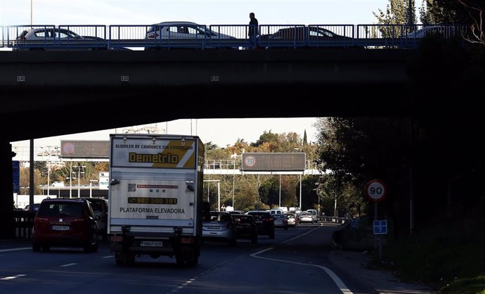 Tráfico, coches en la M30 de Madrid