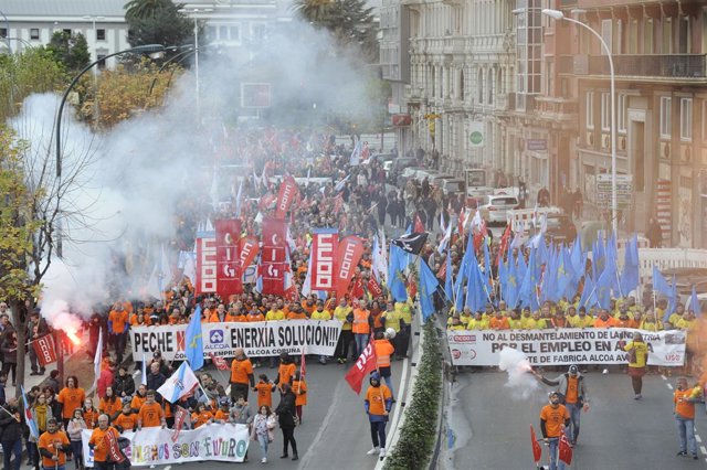 Miles de personas se manifiestan en A Coruña contra el cierre de las plantas de Alcoa y urgen al Gobierno una solución