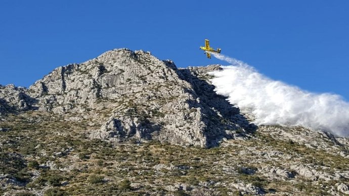 Avión extingue un incendio en una montaña de Beniarbeig, incendio, fuego, sierra