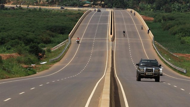 Vehículos transitan por una autopista en Kampala, Uganda