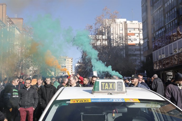 Manifestación de taxistas en Madrid para pedir que se regulen los VTCs (vehículo