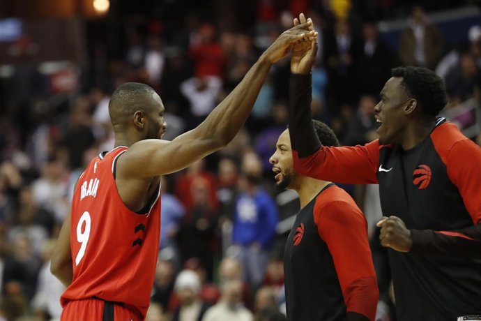 Serge Ibaka celebra la victoria de Toronto Raptors