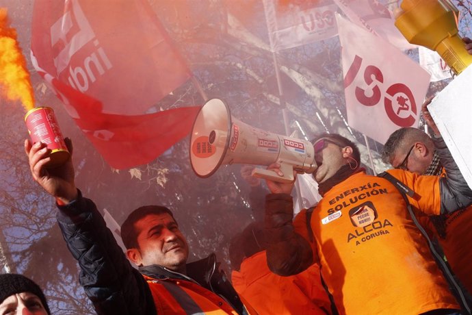 Concentración en Madrid de los trabajadores de Alcoa  para exigir al Gobierno qu
