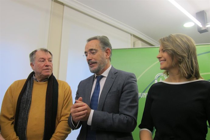 Felipe López (c) antes de atender a los periodistas en Jaén.