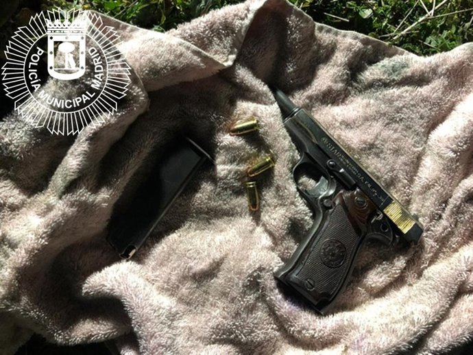 Pistola requisada en la intervención policial