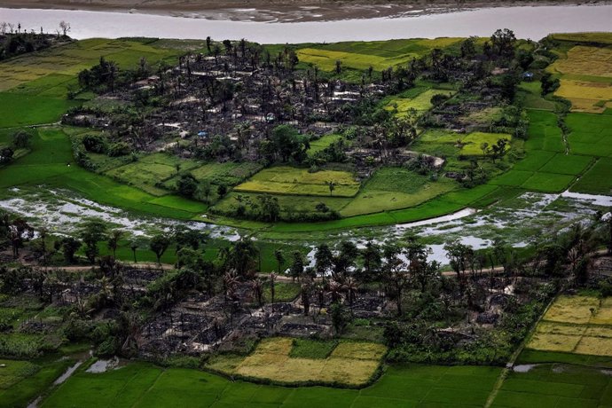Imagen de archivo de un pueblo rohingya quemado en Maungdaw