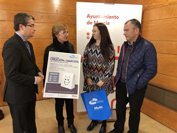 Pelegrín y Jesús Pacheco con miemrbos de la asociación