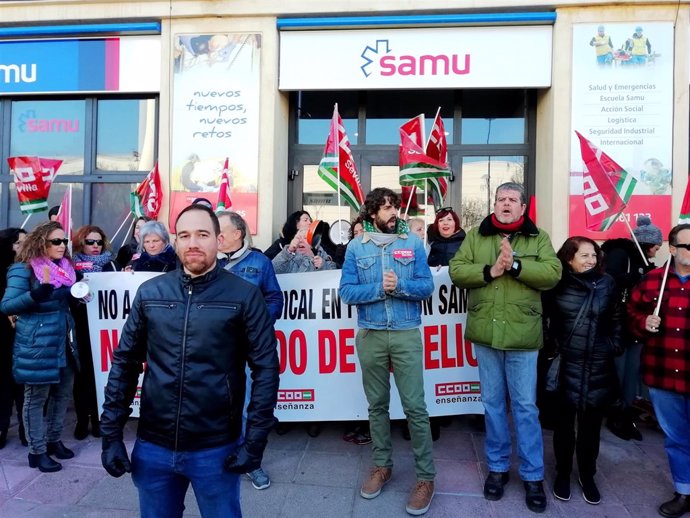 Concentración contra el despido de un trabajador de la Fundación SAMU