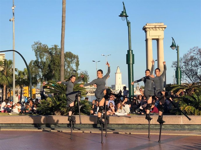La Noche en Blanco Málaga zancos actividad cultura mayo plaza marina 