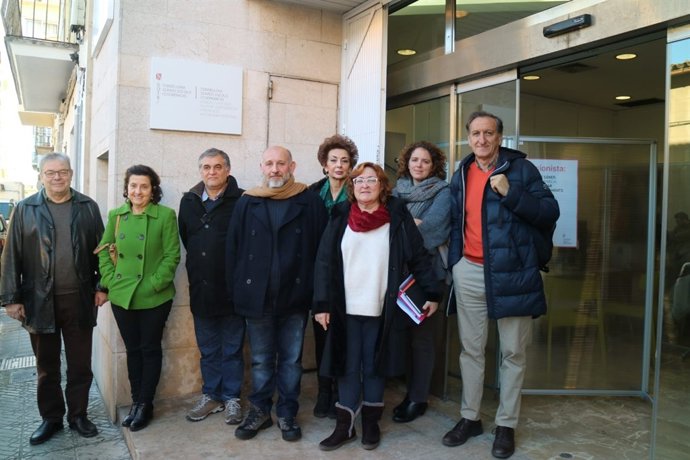 Fina Santiago, juntament amb treballadors del nou centre a Inca