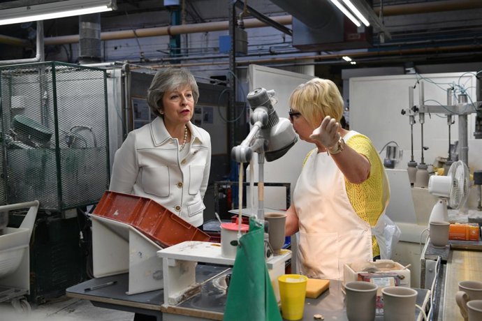 Theresa May visita una fábrica