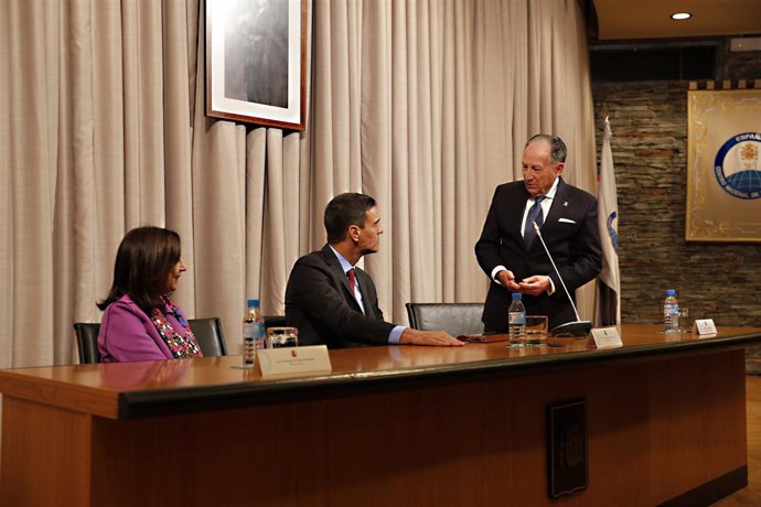 Pedro Sánchez, Margarita Robles y Félix Sanz Roldán