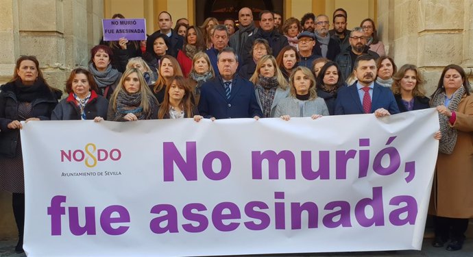 Concentración ante el Ayuntamiento por el crimen de Fuengirola