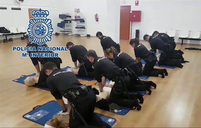 Agentes practican ejercicios cardio-respiratorios