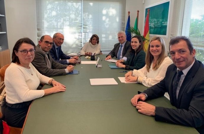Aehcos y Ayuntamiento de Marbella en una reunión