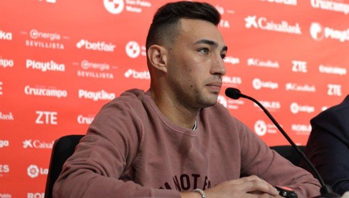 El jugador Munir El Haddadi en su presentación con el Sevilla FC