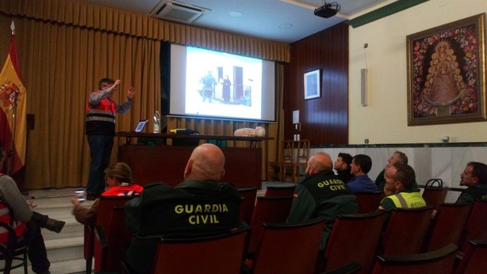 El 061 entrena a guardias civiles de Sevilla en soporte vital básico