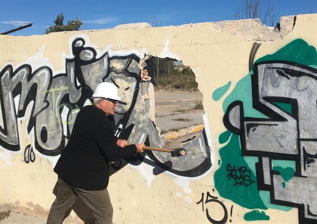 València y el Puerto derriban el muro de Natzaret en un día