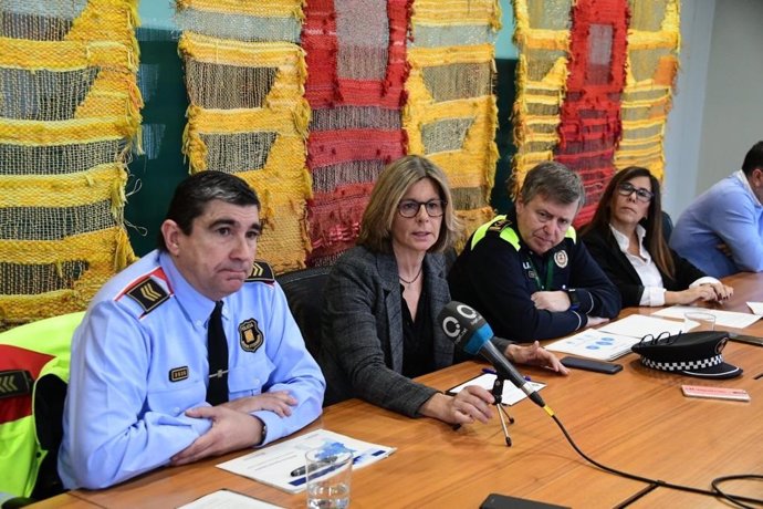 L'alcaldessa de Sant Cugat, Carmela Fortuny, amb els responsables policials