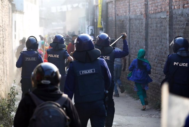 Policías durante una manifestación de trabajadoras del textil cerca de Dacca