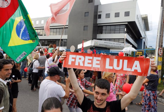 Supporters of the leftist Worker Party (PT) and BrazilÕs former President Luiz I