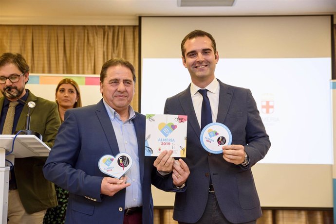 El alcalde de Almería entrega las acreditaciones de 'Almería 2019' a empresas