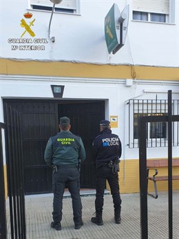 Efectivo de Guardia Civil y Policía Local de Isla Cristina, en un operativo