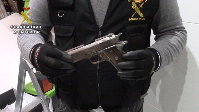 Arma incautada en una operación con siete detenidos por robos en Andalucía