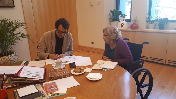 La alcaldesa de Madrid, Manuela Carmena, vuelve a Cibeles en silla de ruedas
