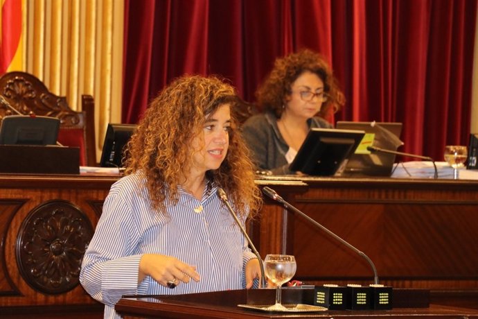 Pilar Costa en el pleno del Parlament (imagen de archivo)