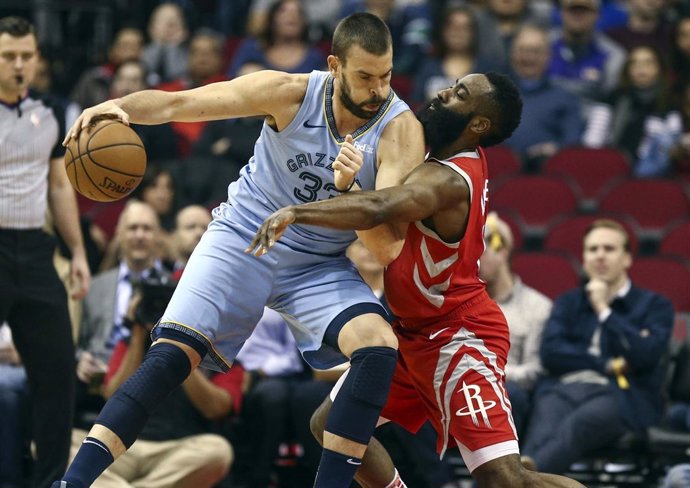 Marc Gasol (Memphis Grizzlies) frente a James Harden (Houston Rockets)