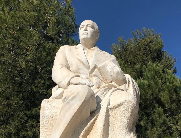 Estatua de Blasco Ibáñez en Burjassot