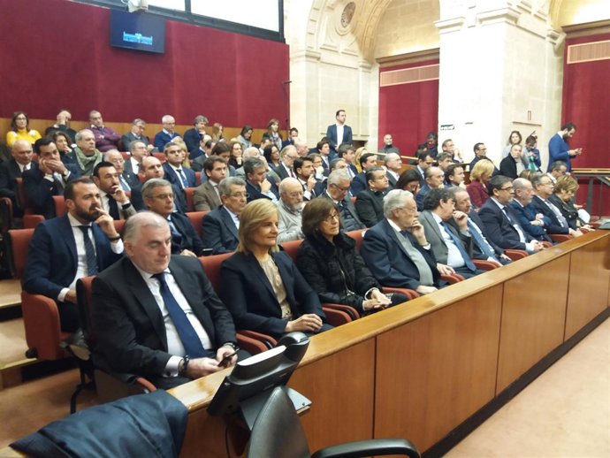 Tribuna de invitados durante el discurso de investidura de Juanma Moreno