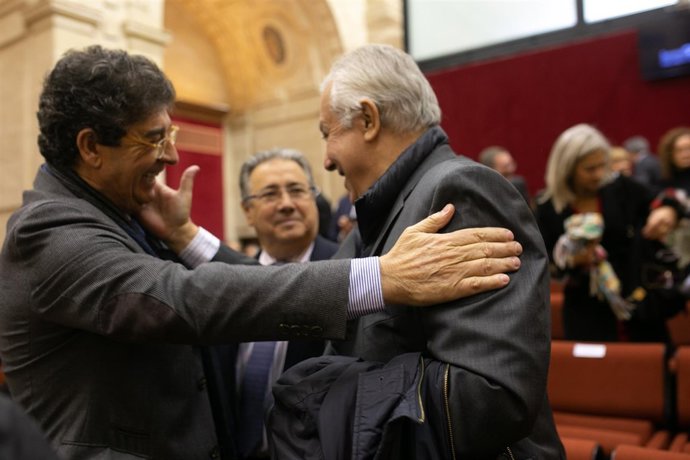 Valderas saluda a Arenas en presencia de Zoido antes del discurso de investidura