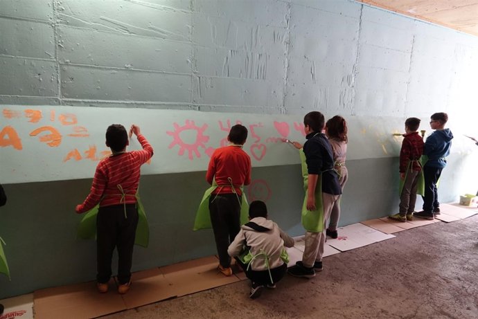 Escolares participan en embellecer tunel de acceso a sus colegios