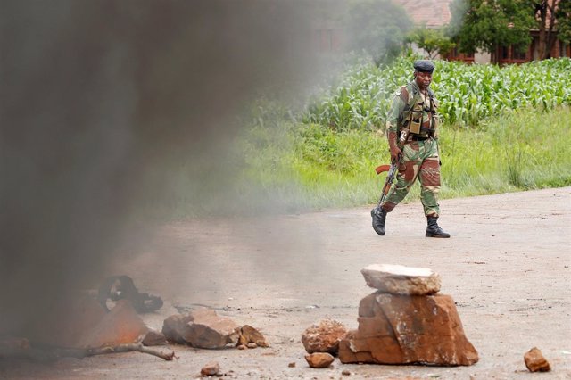 Un militar pasa ante una barricada en las protestas de Harare