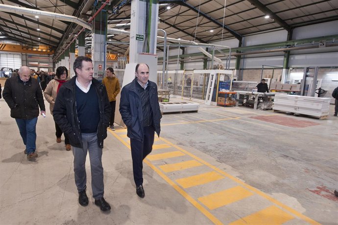 Ayerdi junto con el gerente de la empersa Puertas Dile, Javier Beunza.