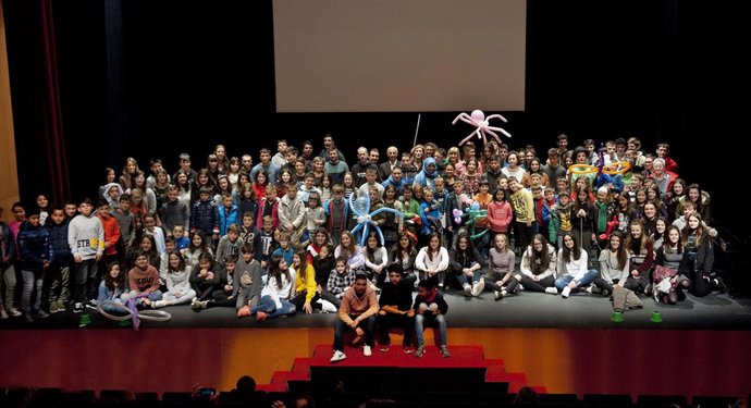 Ollo junto a los alumnos premiados