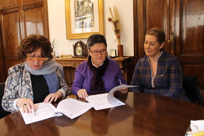 Encarnación Pérez y Pilar Rodríguez firman el acuerdo .