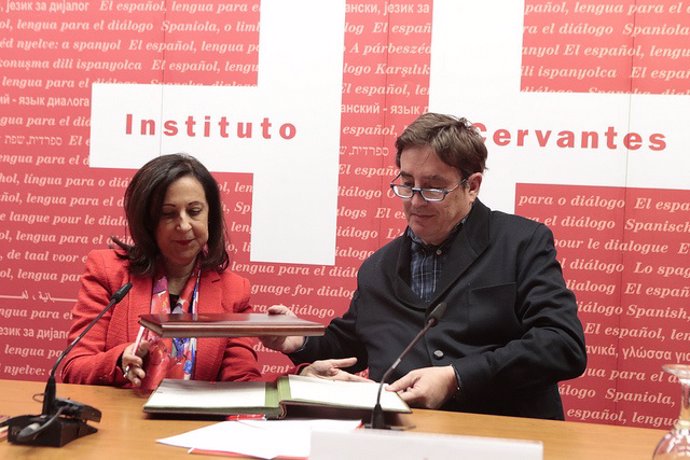 Margarita Robles y Luis García Montero en la firma de un convenio