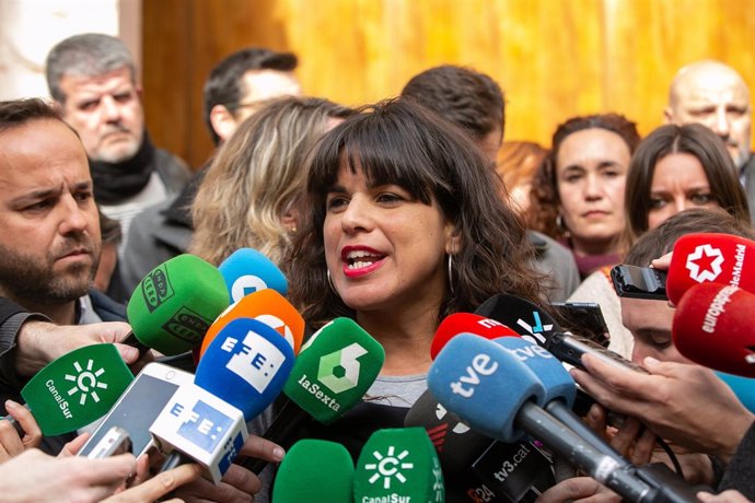 Teresa Rodríguez atiende a los periodistas tras el dicurso de investidura