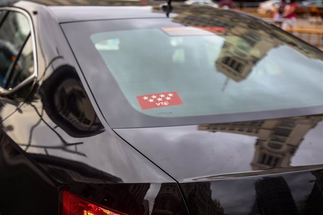 Un cohe con licencia VTC -Uber o Cabify- circula por Madrid
