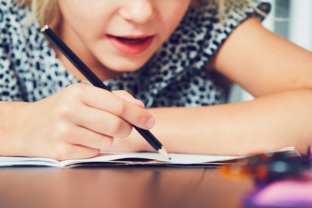 Niña escribiendo, aula, lapiz, colegio, dislexia