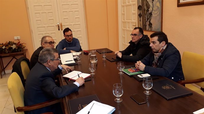 Carlos Toscano se reúne con el alcalde de Casariche, Basilio Carrión