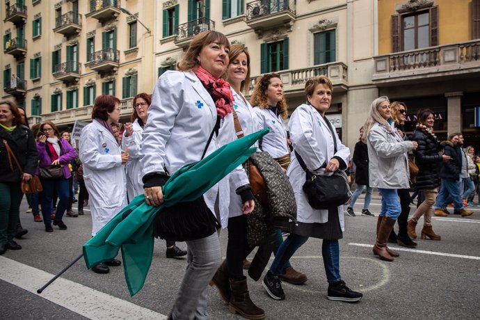 ARXIVO / Manifestació de metges, estudiants i funcionaris a Barcelona