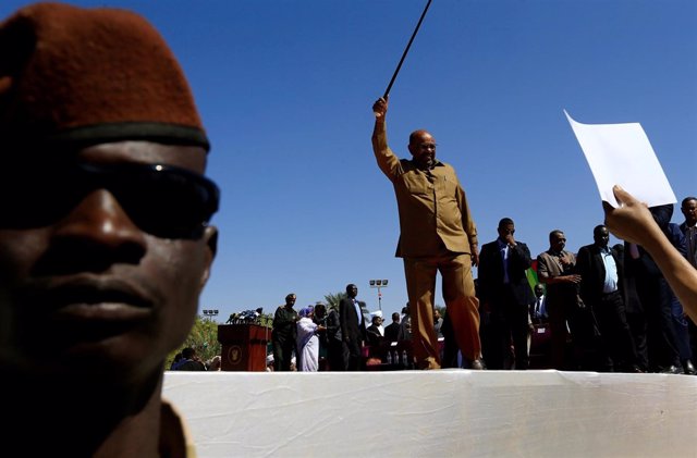 Al Bashir saluda a sus partidarios
