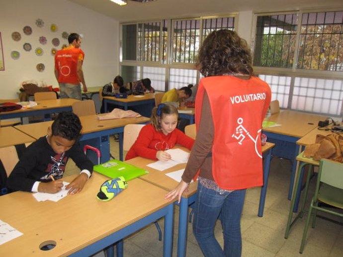 Voluntarios de la Fundación Prodean prestan apoyo escolar